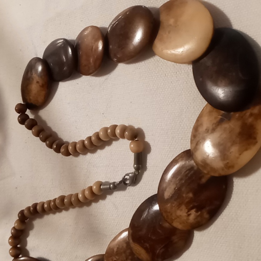 Vintage 26 inches long polished agate stone necklace.with wooden beads. - Picture 3 of 5